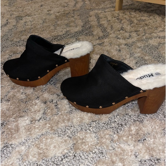 Mud - Megan Black Studded Soft Faux Fur
Chunky Brown Heels Clogs Size 9. New - Picture 7 of 9
